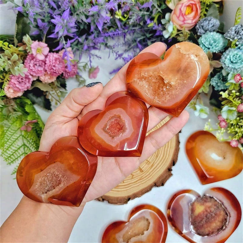 Handgefertigte Geode-Herzen aus rotem Achat als dekorative Kristallsteine in unregelmäßiger Form - Bild 4