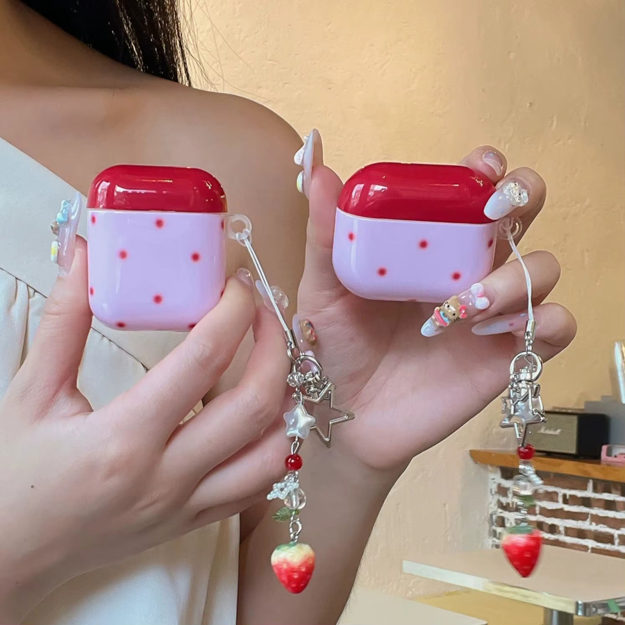 Kopfhörerhülle für Apple AirPods 1, 2, 3, 4 und Pro 2 mit rotem Polka-Dot-Muster und Erdbeersterne-Anhänger in Rot und Pink - Bild 2