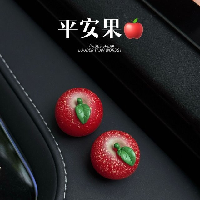 MINISO Weihnachtliches Apfel-Ornament in Rot als Dekoration für dein Auto oder den Tisch - Bild 1