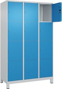 C+P Schließfachschrank Classic PLUS mit 3 Abteilen und Füßen, Farbe Grau und Lichtblau, B/T/H: 195 x 120 x 50 cm - Bild 1