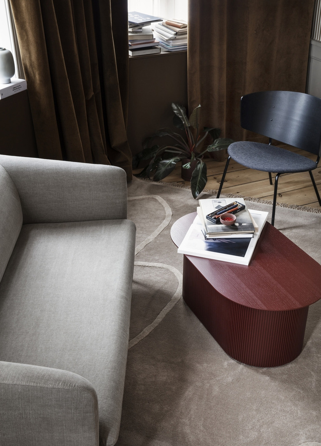 Ferm Living Herman Lounge Stuhl in Schwarz mit Eichenfurnier und Metallrahmen - Bild 3