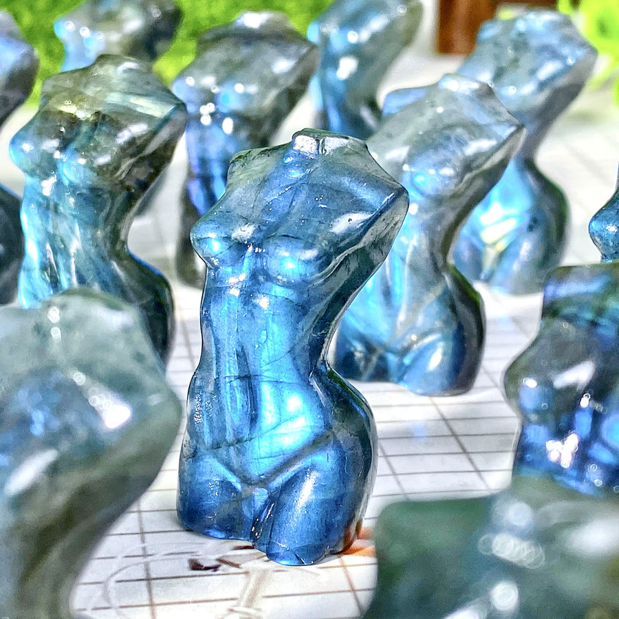 Natürlicher Labradorit Kristall in Blau als dekorative Edelstein-Schnitzerei für die Tischdekoration - Bild 2