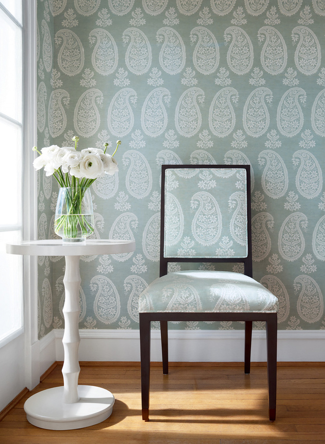 Anna French Tapete Campania Paisley in Grün mit botanischem Muster und klassischem Design aus Vlies - Bild 1