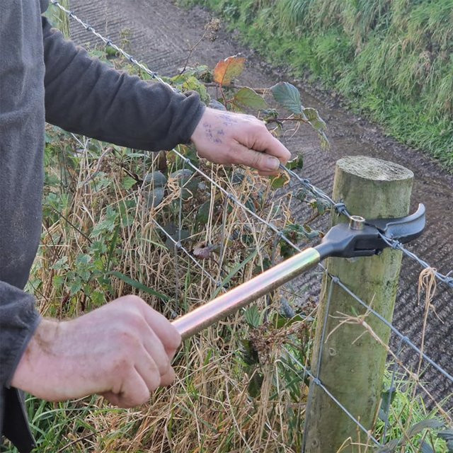 Adhere To Fly Zaundrahtstrecker und Zaunspanner zum Erstellen und Reparieren von Stacheldraht- und landwirtschaftlichen Zäunen - Bild 1