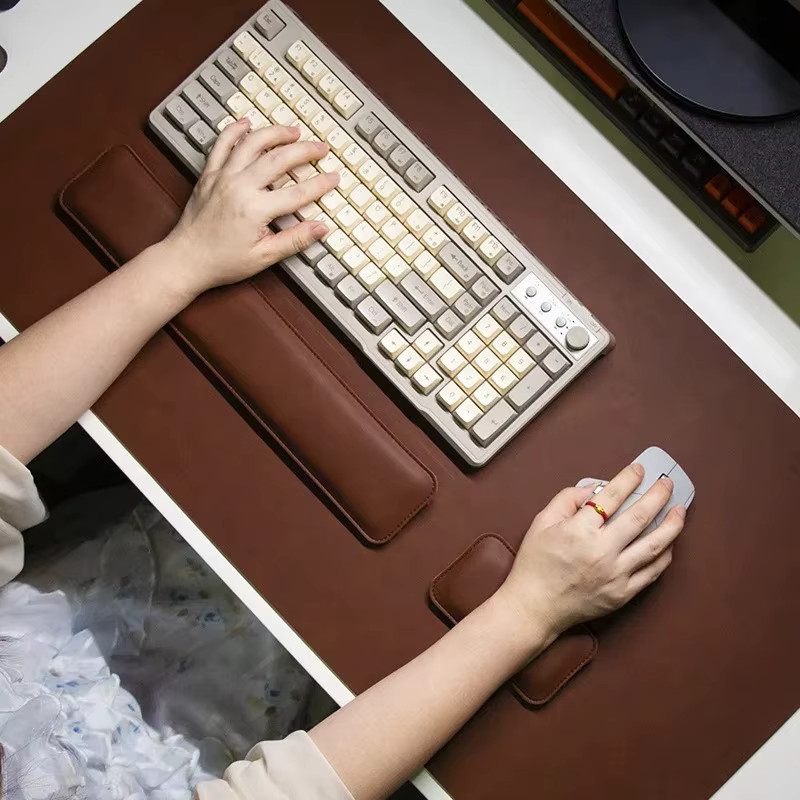 Dreiteilige Schreibtischunterlage aus wasserdichtem PU mit Handgelenkauflage und Tastaturschutz von xummen in Blau oder Braun - Bild 2