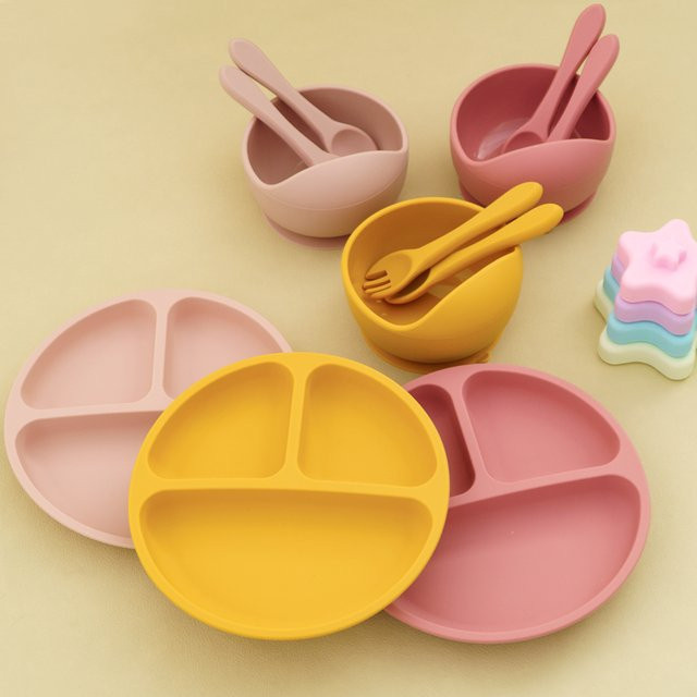 4-teiliges Baby Silikon Abendessen Set mit Saugschüssel, Teller sowie Löffel und Gabel in verschiedenen Farben - Bild 1