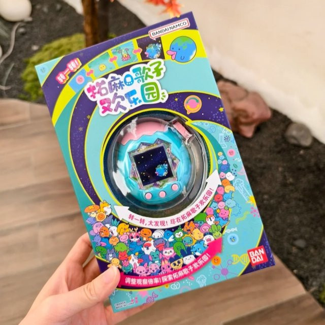 Bandai Tamagotchi Paradise Joy Park Emerald Forest Edition, elektronisches Haustierspielgerät - Bild 1
