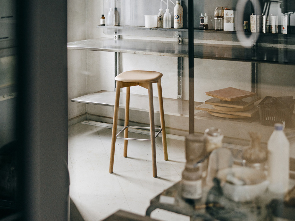 HAY Soft Edge 82 Bar Stool in Beige mit Holzgestell und minimalistischer Ästhetik - Bild 2