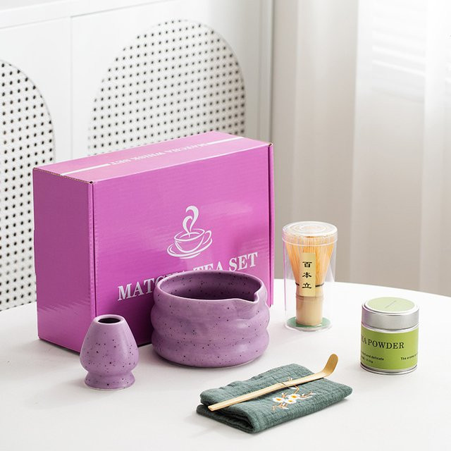Japanisches Matcha-Teeset in Lila mit Keramikschale und Bambusbesen Chasen für die traditionelle Teezeremonie - Bild 1