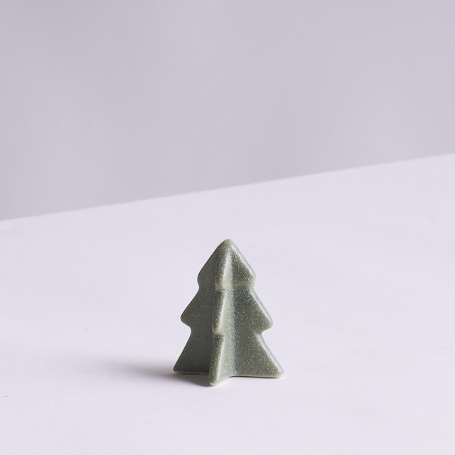 Keramik Dekoobjekt Tanne von BLUME2000 in Hellgrün für deine Weihnachtsdeko - Bild 1