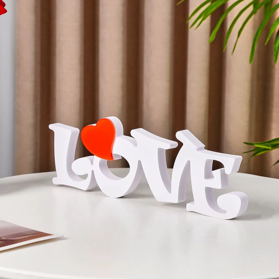 Valentinstag Dekoartikel mit Snowboard-Schriftzug LOVE und rotem Herz in Rot - Bild 4