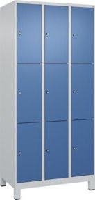C+P Schließfachschrank Classic PLUS mit 3 Abteilen und Füßen, Farbe Grau und Blau, B/T/H: 90 x 50 x 195 cm - Bild 1