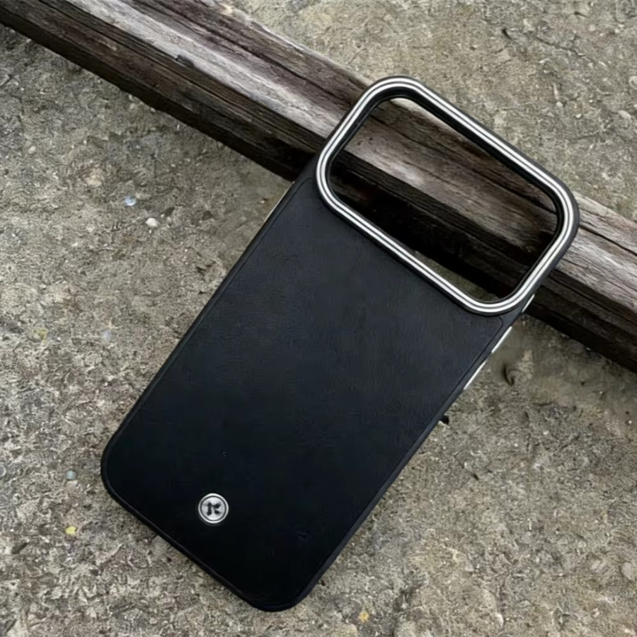 Spigen Enzo Leder MagFit MagSafe Schutzhülle für iPhone 17, Air 16, 15, 14, 13 Pro Max in Schwarz mit Kohlefaser-Optik und magnetischer Funktion - Bild 1