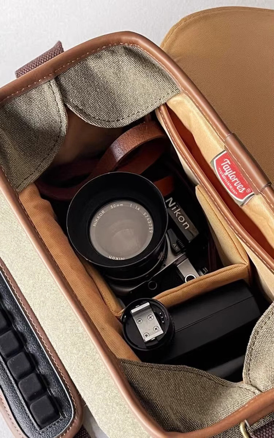 Taylorves Kameratasche als Umhängetasche für Canon R50, Fujifilm X-T5, Sony ZV-E10 und Nikon Z5 in Beige und Braun - Bild 3