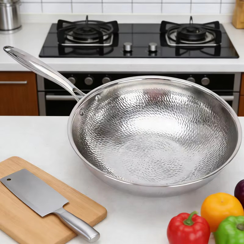 JUSTINLAU Wok Bratpfanne aus Edelstahl mit Antihaft-Titan-Beschriftung und Fischschuppen-Hammer-Muster in Silber, Durchmesser: 34 cm - Bild 2