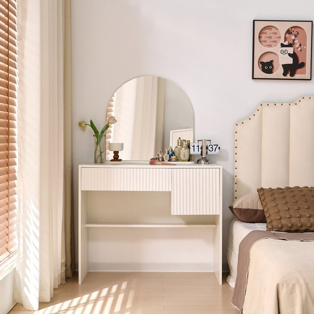 Moderner Schminktisch Svintora in Weiß mit gewölbtem Spiegel, 2 Schubladen und offenen Regalen aus MDF, H135 x B90 cm - Bild 1