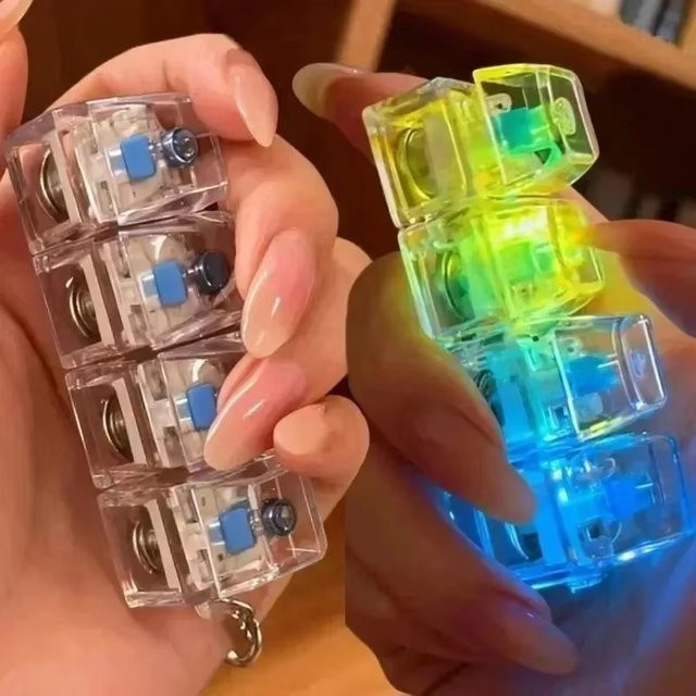 Bandai Schlüsselanhänger, 4-teiliges Set, Farbige Lichteffekt-Druckknöpfe - Bild 1