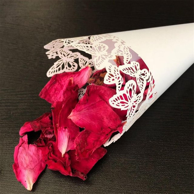 Papierkegel mit Schmetterlings- und Spitzen-Design in Pink und Weiß für Hochzeiten, Valentinstag und als Konfetti- oder Blumenverpackung - Bild 1