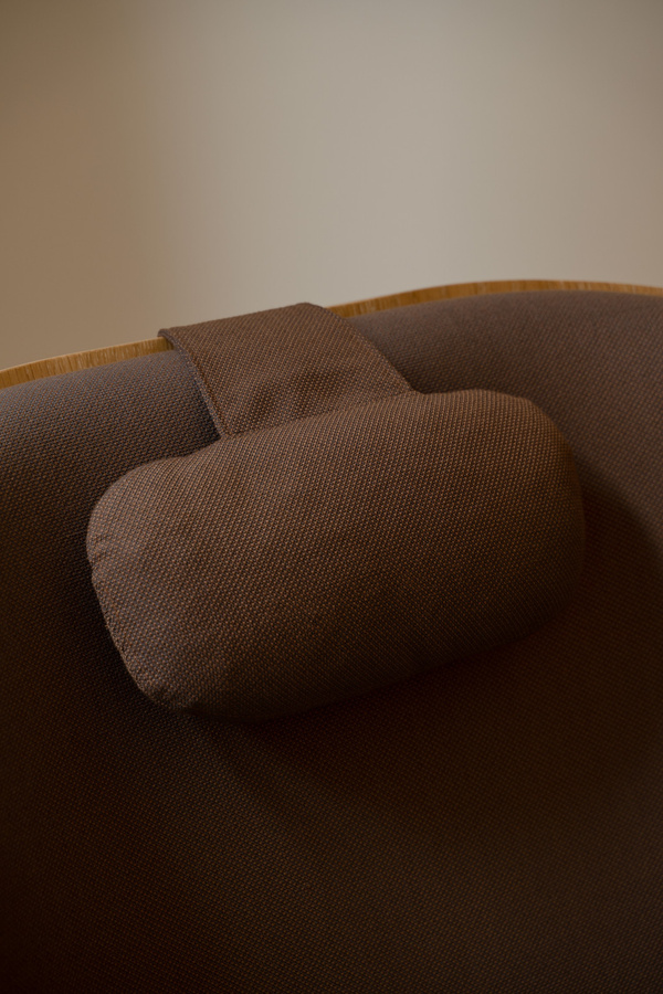 UMAGE Neck Rest Kissen konturiert in Braun - Bild 3
