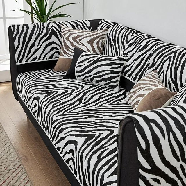 Sofaüberwurf mit Zebramuster von Your Warm Home in Schwarz-Weiß, Chenille Kissenbezug, B/B: 110 x 110 cm - Bild 1