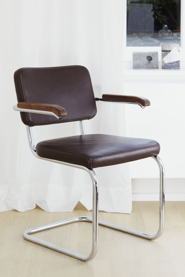 Thonet S 64 Pv Stuhl mit Armlehnen aus Nussbaum und braunem Nubukleder - Bild 2