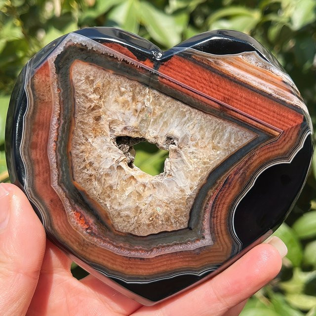 Herzförmige Spitzen-Achat-Geode von CrystalHola in Rot und Schwarz als Dekoration und Zubehör für DIY-Schmuck - Bild 1