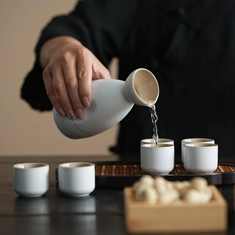 Japanisches Sake-Set aus Keramik in Weiß, traditionelles Trinkgeschirr und Dekoration - Bild 2