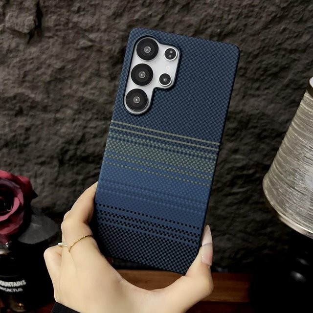 Magnetische Schutzhülle mit Kohlefaser-Muster für Samsung Galaxy S25 Ultra, S24 Ultra Plus und S24 Plus in Blau, rahmenloses Design aus Hart-PC mit Unterstützung für kabelloses Laden - Bild 1