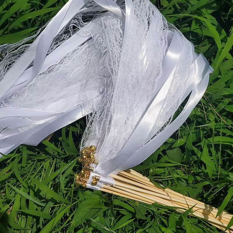 Weiße Bandstäbe mit goldenen und silbernen Glocken als Hochzeitsdekoration und Party-Requisite - Bild 2