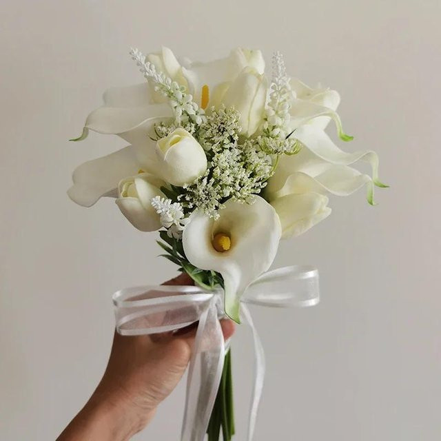 Künstlicher Hochzeitsstrauß mit Calla-Lilien von Stone Home in Weiß und Beige - Bild 1