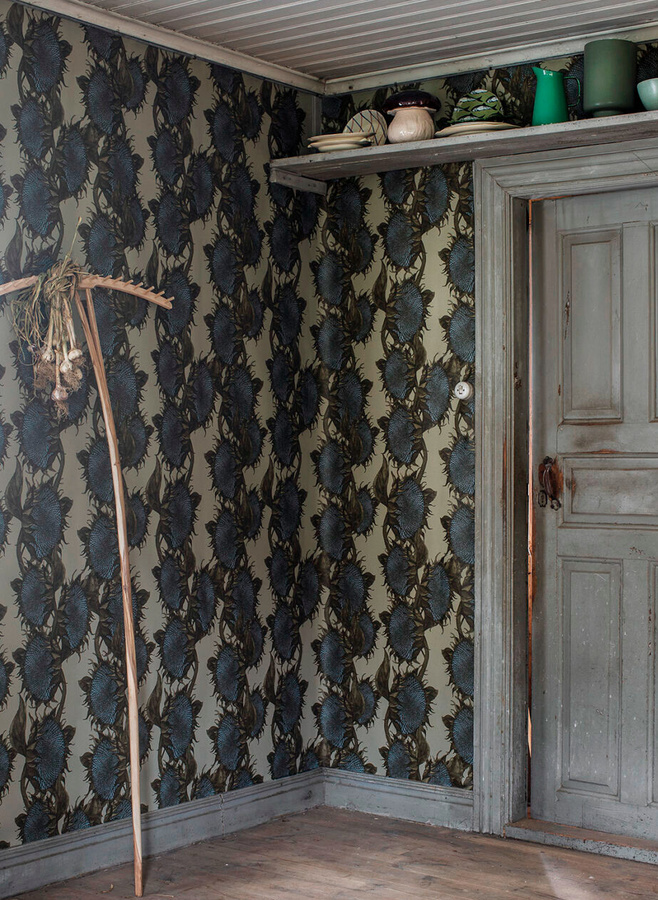 Studio Lisa Bengtsson Tapete Vera 1359 mit botanischem und floralem Design in Gelb, Blau und Multicolour - Bild 1