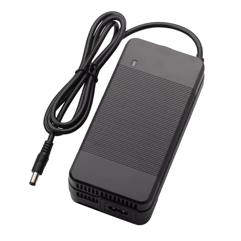 TangsFire Intelligentes Lithium-Batterieladegerät 54,6V 4A für 48V Elektrofahrrad Li-Ionen-Akkupack Schwarz mit Barrel-Plug Anschluss - Bild 2