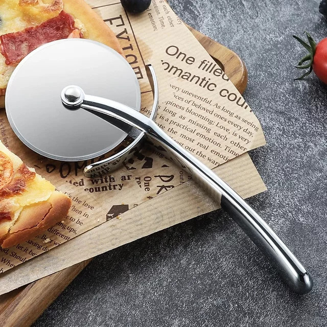 Pizzaschneider mit rundem Edelstahl-Einzelrad und Griff aus Zinklegierung in Silber - Bild 1