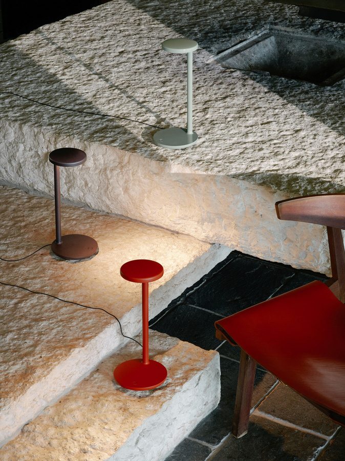 Flos Oblique Qi Tischleuchte in Rot mit modernem Design und Touch-Funktion - Bild 2