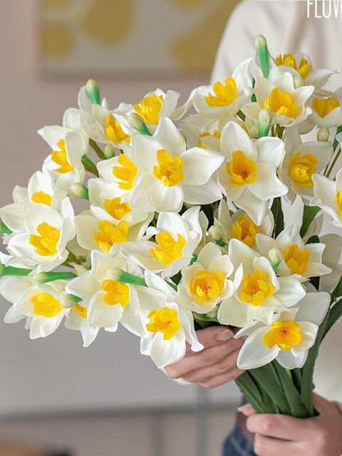 Künstliche Narzissen in Weiß und Gelb als florale Dekoration für Wohnzimmer und Esstisch - Bild 1