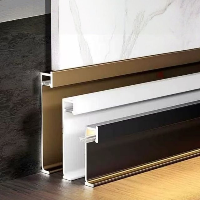 Einbau-LED-Fußleiste aus Aluminium in Schwarz mit goldener Sockellinie für Küchenschränke und Bar-Dekoration - Bild 1