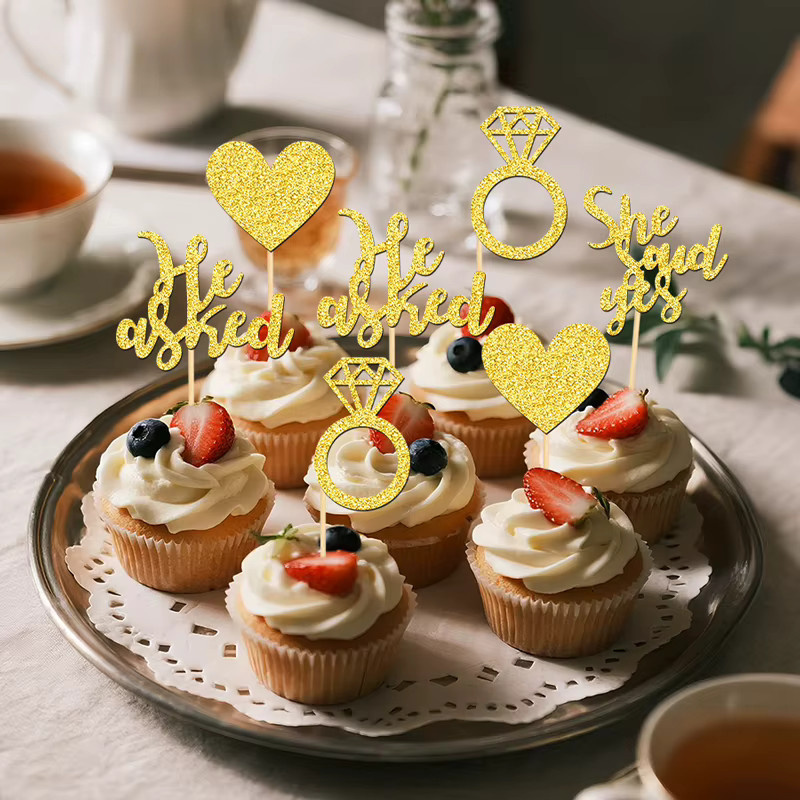 YOMDID 24 Stück Glitzernde Kuchenaufsätze He Asked She Said Yes in Gold aus Bambus für Hochzeit und Verlobung - Bild 2