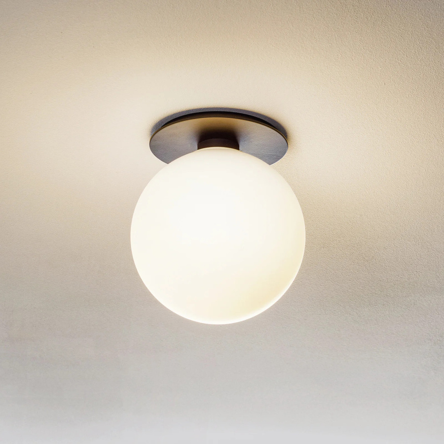 Audo Copenhagen TR Bulb LED-Decken- und Wandleuchte in Schwarz mit Opalglas-Kugel - Bild 1