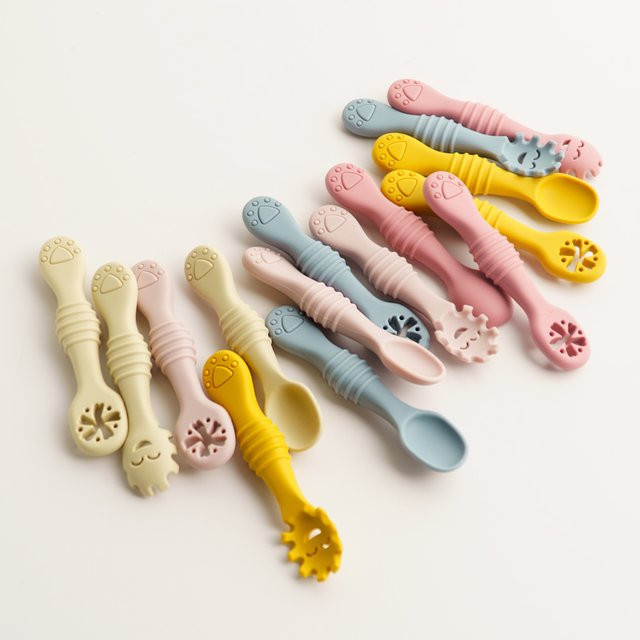 3-teiliges Baby Besteck Set aus Silikon in Grau mit ergonomischem Design für die erste Selbstständigkeit beim Essen - Bild 1