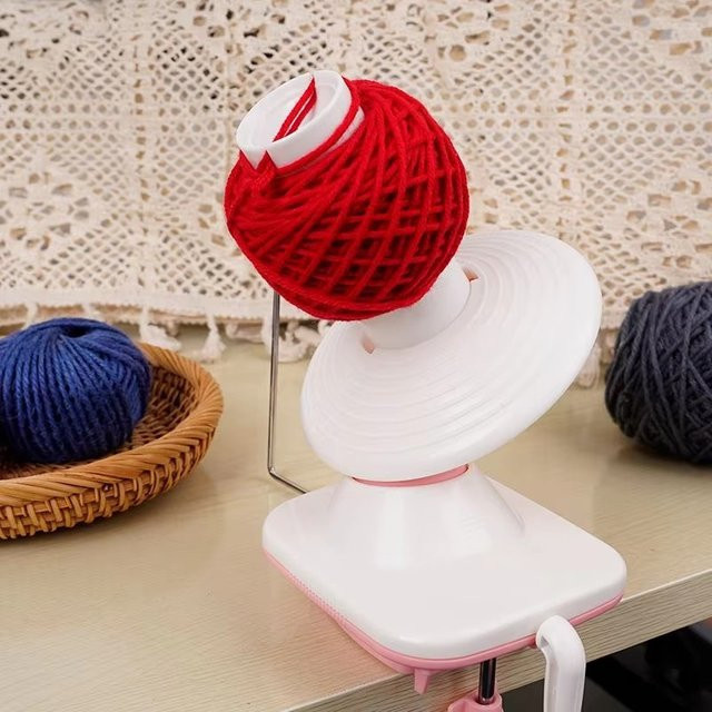 Roter Garnwickler aus Kunststoff als Organizer für Haushaltsfäden und Ball Maker für dein Handwerk - Bild 1
