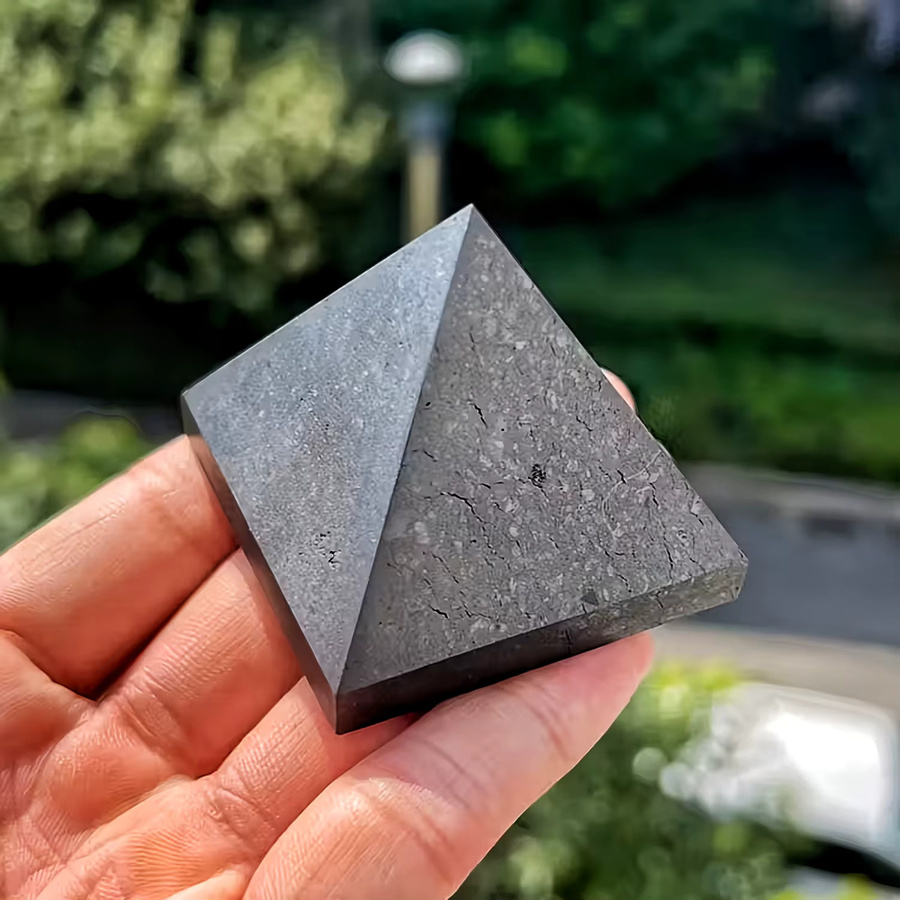 CrystalHola Shungit- und Quarzpyramide aus Naturstein, handgeschnitzte 6-Punkt-Mineral-Kunstkristallspitze in Grau - Bild 2