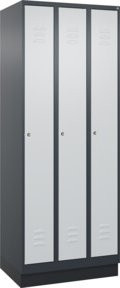 C+P Spind Classic PLUS Garderobenschrank mit 3 Abteilen, Sockel, Zylinderschloss und 3 Garderobenhaken, Farbe: Grau, H x B x T: 195 x 75 x 50 cm - Bild 1