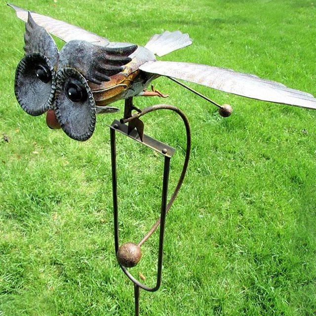 Wetterbeständiges Eulen-Windspiel aus Eisen in Rot und Silber als Garten-Dekoration mit Sonnenblumen-Gartenpfahl - Bild 1