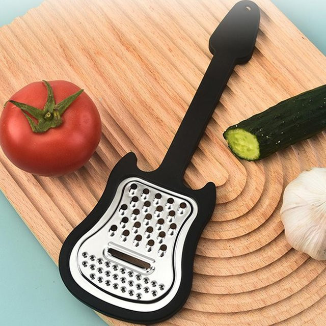 Multifunktionale Obst- und Gemüseschäler in Gitarrenform, schwarzer Küchenschäler aus Kunststoff für Kartoffeln, Käse und Obst - Bild 1