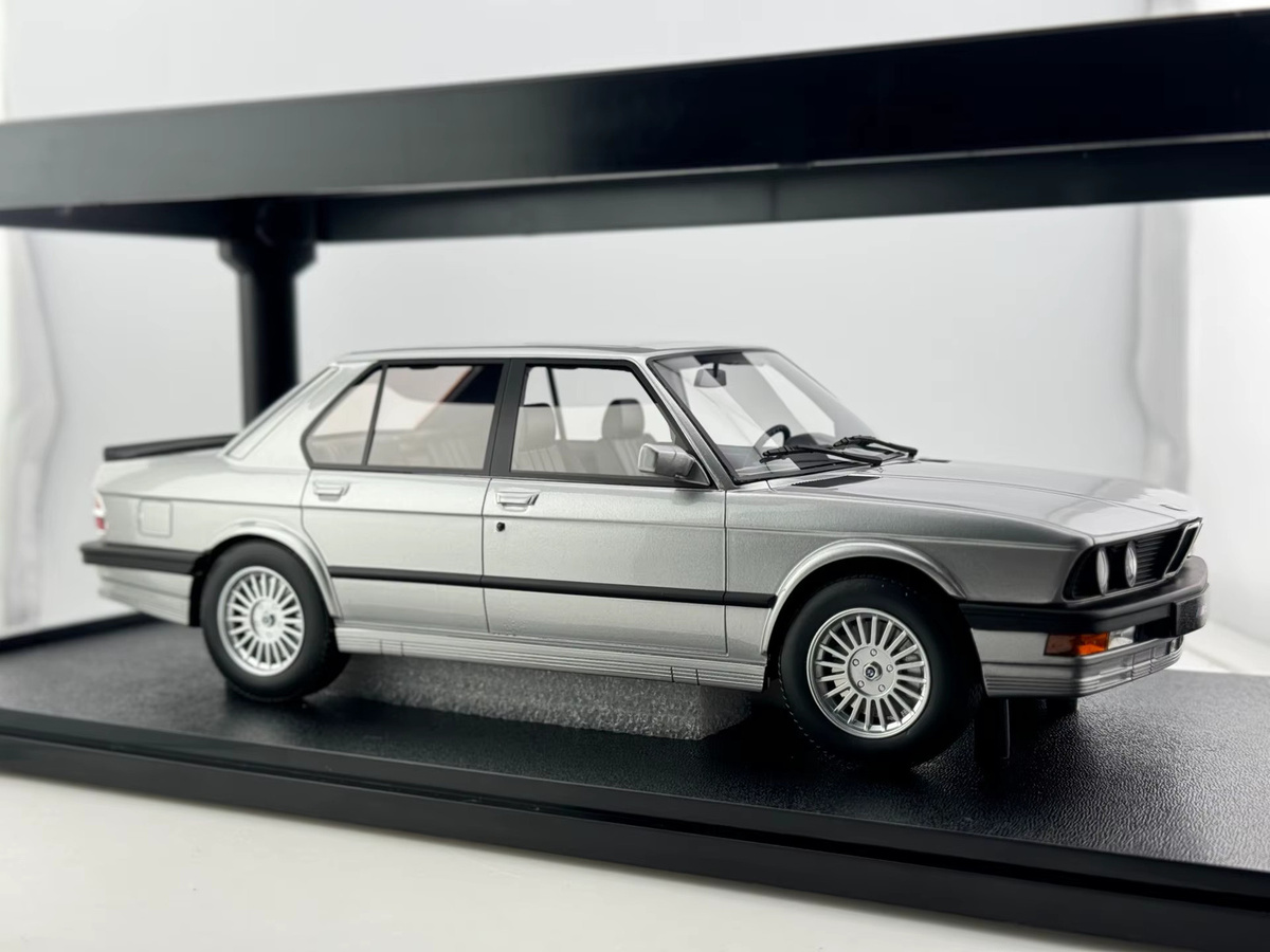 WELLY BMW M5, Automodell, 1:18 Maßstab, Grau - Bild 3