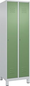 C+P Spind Classic PLUS Garderobenschrank mit 2 Abteilen, Füße, Zylinderschloss und 3 Garderobenhaken, Grau/Grün, H x B x T: 195 x 60 x 50 cm - Bild 1