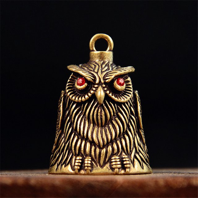 Handgeschnitzte Eulen-Glocke aus Messing in Gold und Gelb als dekoratives Windspiel und Glücksornament - Bild 1