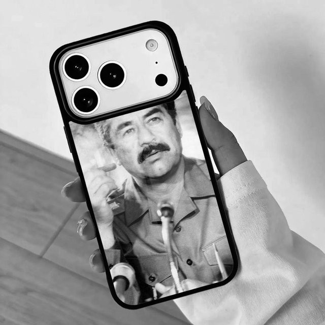 Flexible Handyhülle mit Saddam Hussein Irak Motiv für Apple iPhone 17 Air 16 Pro Max 15 Pro Max 14 13 12 11 Mini in Multicolour - Bild 1