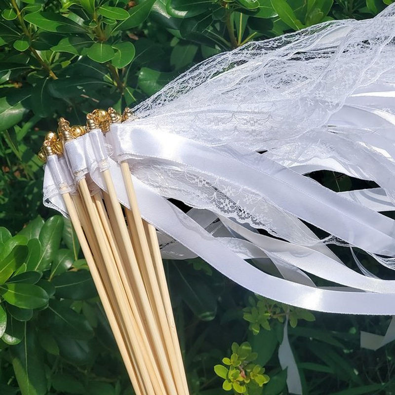 Weiße Bandstäbe mit goldenen und silbernen Glocken als Hochzeitsdekoration und Party-Requisite - Bild 1