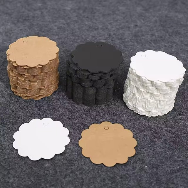 50 Stück runde Hängeetiketten aus buntem Kraftpapier mit Wellenrand von ZYF in Braun und Multicolour - Bild 1